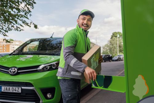 Bring-sjåfør ved pakkeboks