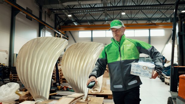Mannlig Bring-bud leverer pakke hos en bedrift