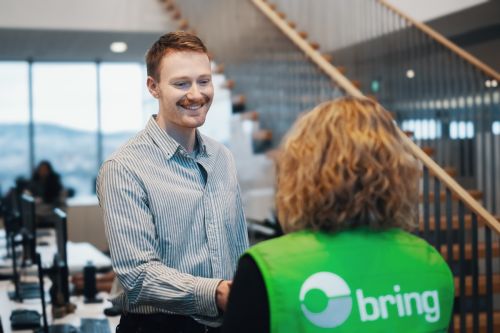 Bring-ansatt i møte med kunde