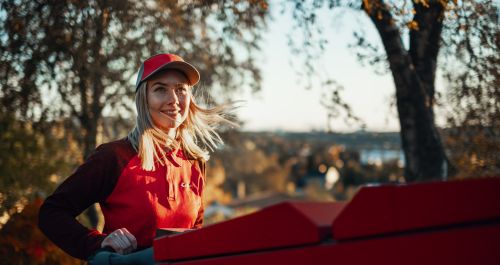 Kvinnelig postbud med tralle