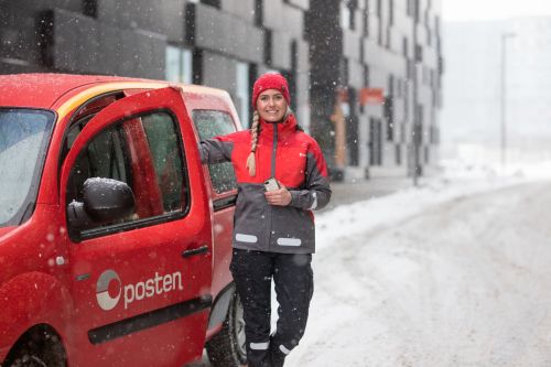 Posten Bring worker in the snow