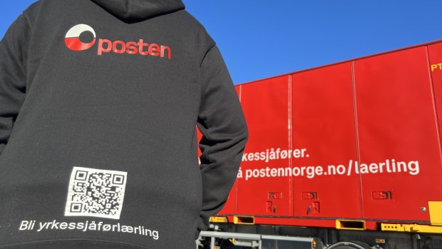 Person med hettegenser i forbindelse med kampanjen "Følg drømmen, ikke strømmen"