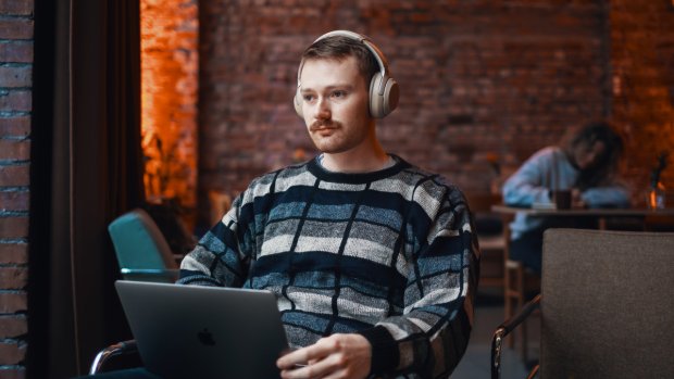 IT-student på kaffebar
