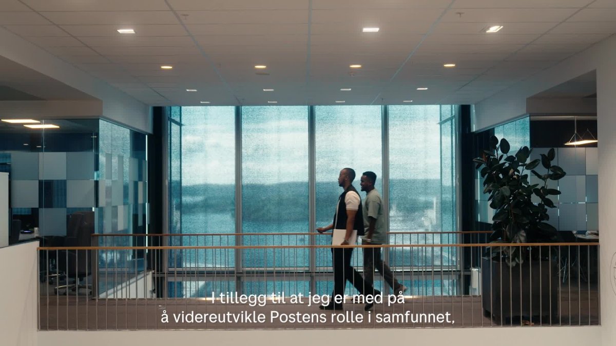 Ung fagspesialist i Posten Bring har med en kamerat på jobb