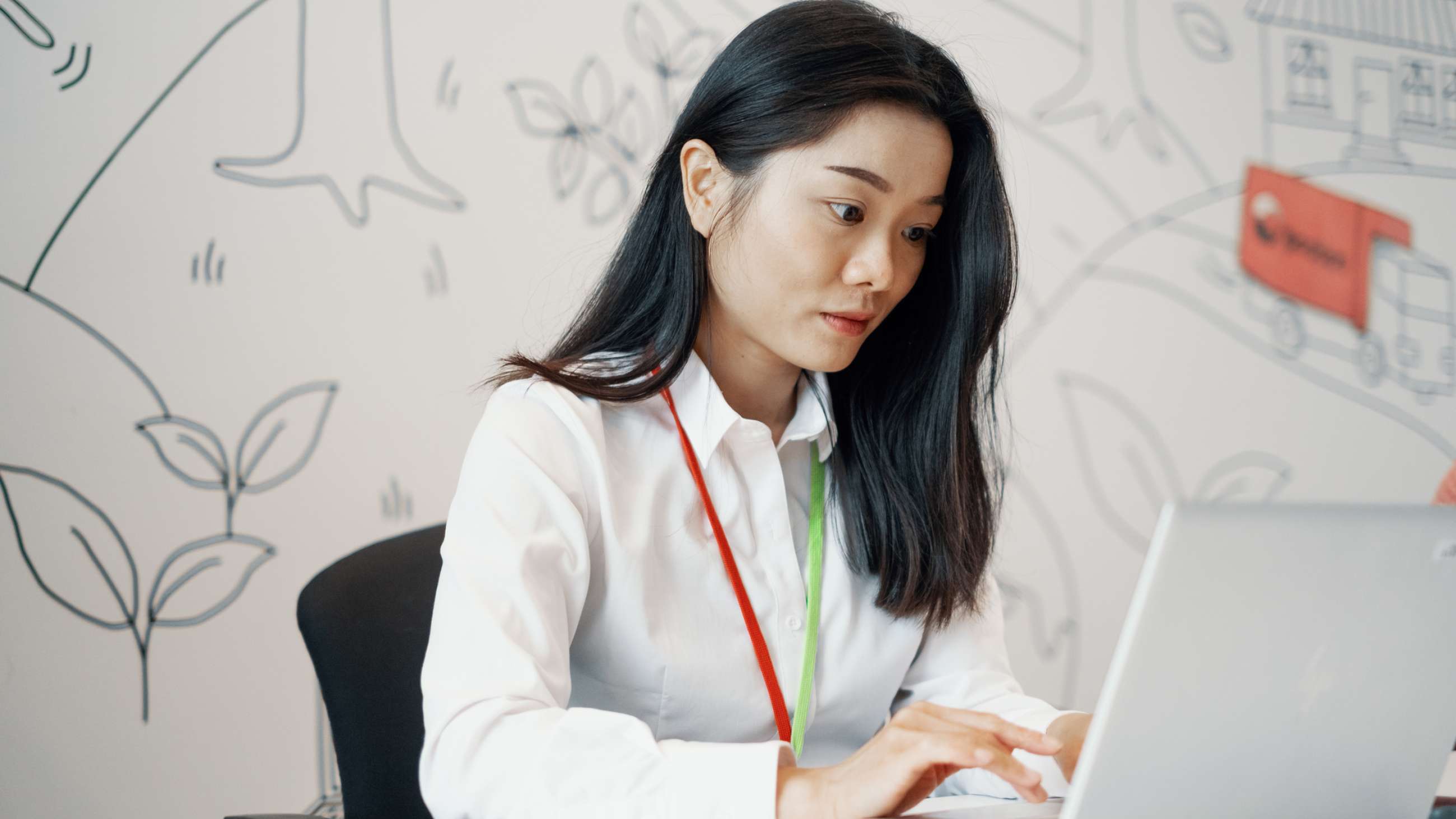 Kvinnelig ansatt i Posten Norge AS jobber på PC