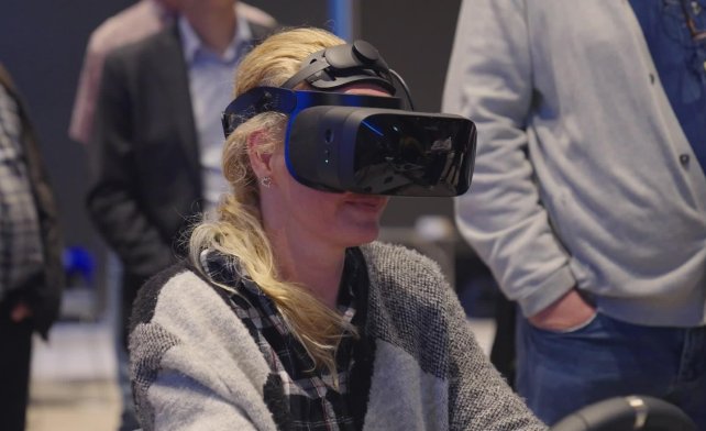 Ansatt i Posten Bring med VR-briller