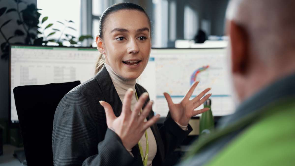 Posten Bring-ansatt i dialog med kollega