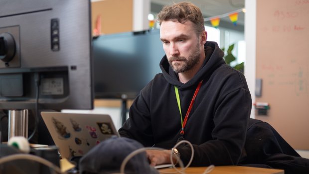 Jan-Erling sitter foran datamaskinen
