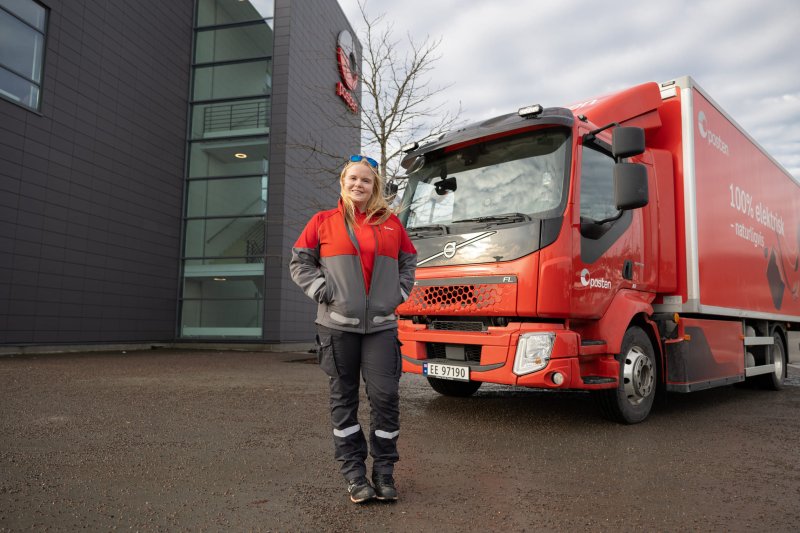 Jane står foran Posten-lastebilen