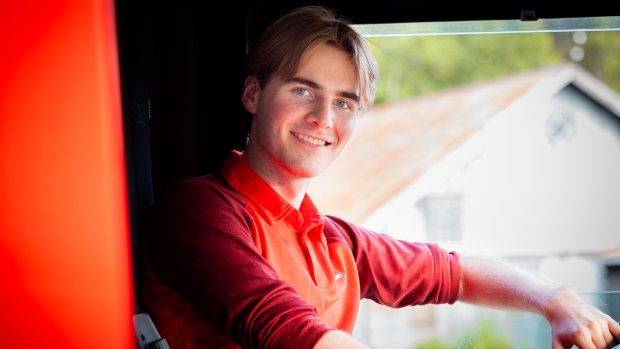 Ung yrkessjåfør fra Posten sitter bak ratten i lastebilen