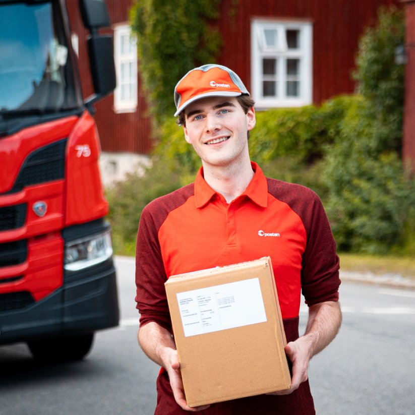Ung yrkessjåfør holder en pakke