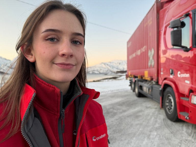 Alexandra i vinterlandskap med lastebilen bak seg