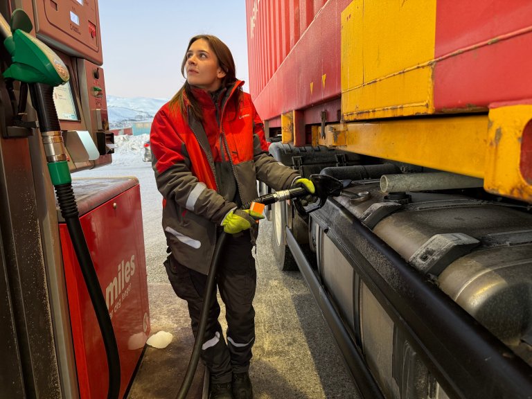 Alexandra fyller drivstoff på lastebilen fra Posten