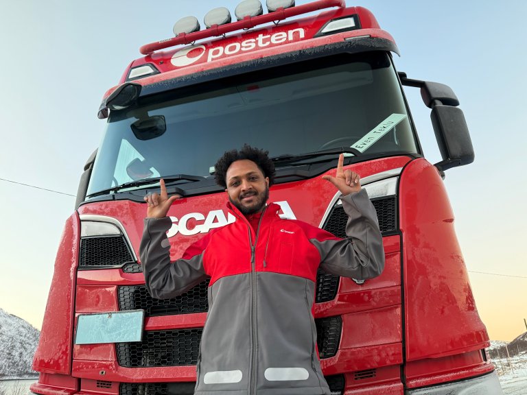 Even Teklu gir tegn foran Posten-lastebilen