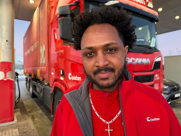 Even Teklu står foran lastebilen